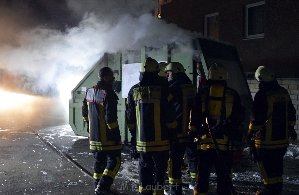 Feuer Papp Presscontainer Koeln Hoehenberg Bochumerstr P199.JPG - Miklos Laubert